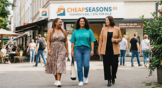 Drei Plus-Size-Frauen präsentieren moderne Mode in großen Größen vor einer CheapSeasons Filiale mit Kleidung von XL bis 6XL.