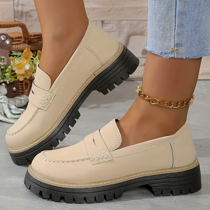 CheapSeasons Ikonische Chunky Loafer in mattem Dunkelrot, featuring a stylish, chunky design and matte finish on a flat sole.