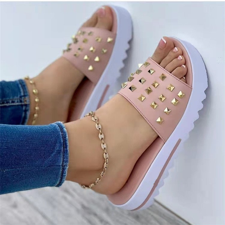 CheapSeasons Cloud Plateau-Sandalen with gold studs, featuring a chunky sole and stylish strap design for casual wear.