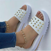 CheapSeasons Cloud Plateau-Sandalen with gold studs, featuring a chunky sole and stylish design, perfect for casual summer wear.