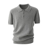 Modernes Zopfstrick-Poloshirt für Herren im Y2K High-Fashion-Look – getragen in den Farben Grau, Khaki und Schwarz.