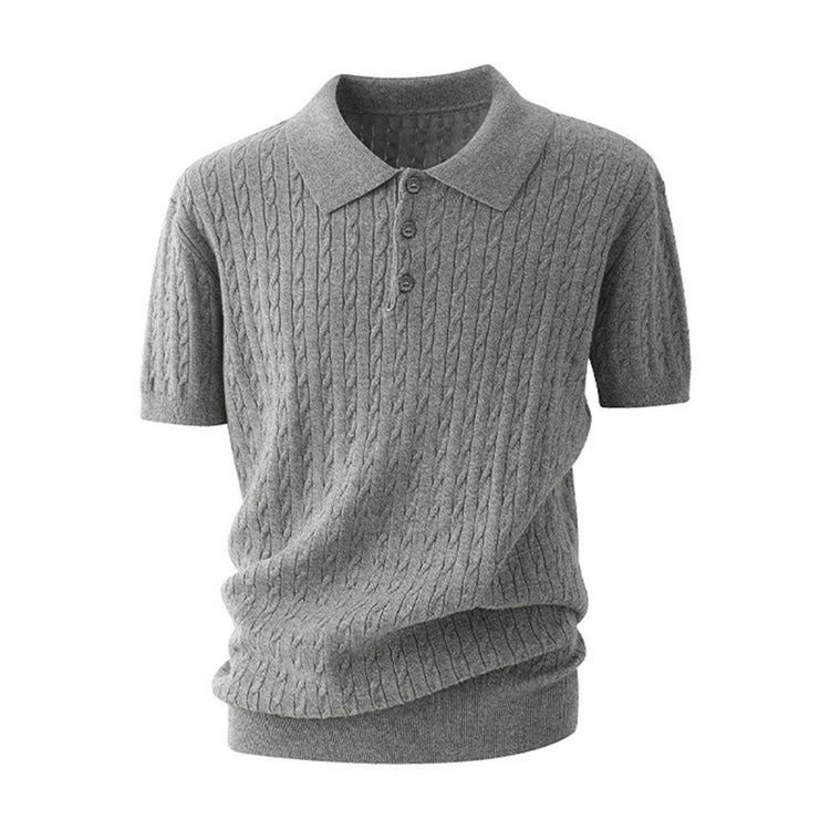Modernes Zopfstrick-Poloshirt für Herren im Y2K High-Fashion-Look – getragen in den Farben Grau, Khaki und Schwarz.