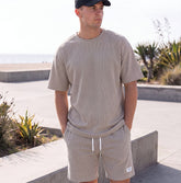 Sportliches Herren Sommer-Set aus T-Shirt und Shorts in Khaki, lässig getragen am Strand – erhältlich in großen Größen bis 4XL.