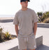 Sportliches Herren Sommer-Set aus T-Shirt und Shorts in Khaki, lässig getragen am Strand – erhältlich in großen Größen bis 4XL.