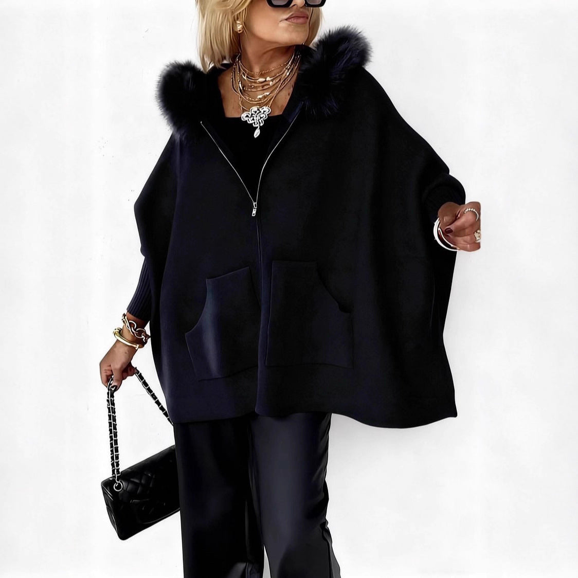 Luxuriöses Kapuzen-Cape mit Pelz-Akzent von CheapSeasons, zeigt weiches Material und elegante, kuschelige Details.