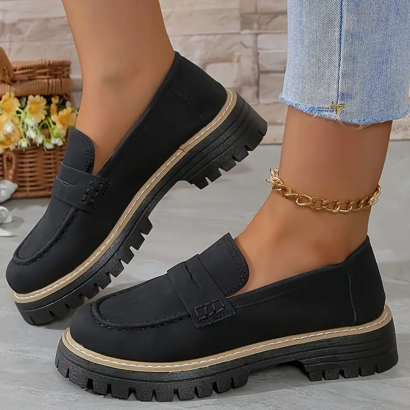 CheapSeasons Ikonische Chunky Loafer in mattem Dunkelrot, stylish slip-on footwear with a chunky sole and sleek matte finish.