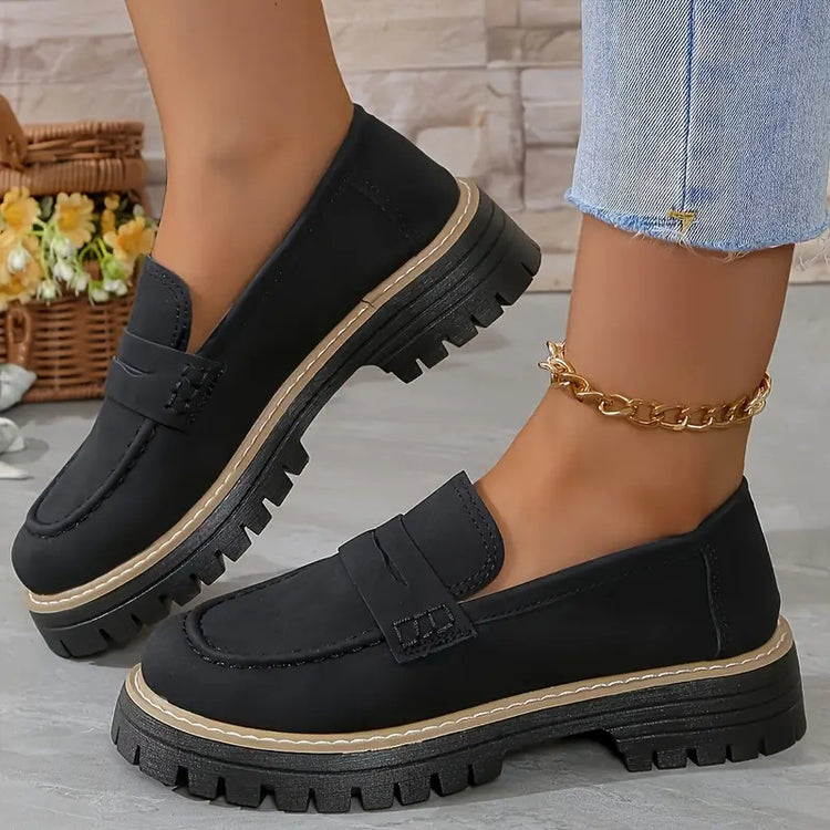 CheapSeasons Ikonische Chunky Loafer in mattem Dunkelrot, stylish slip-on footwear with a chunky sole and sleek matte finish.