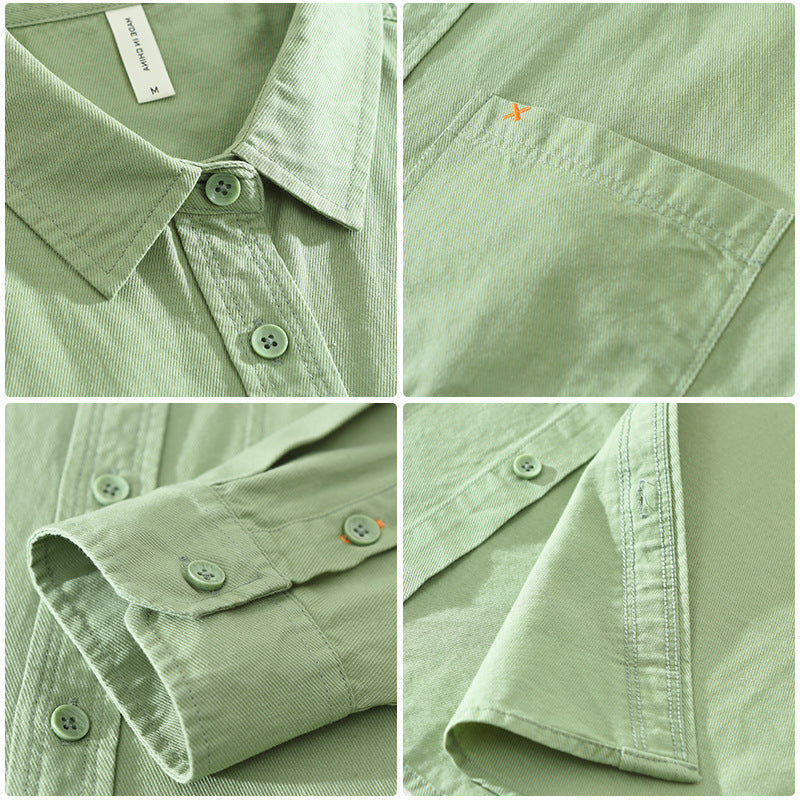 Herren Freizeithemd Salbeigrün aus 100% Baumwolle offen getragen als
Overshirt über einem weißen T-Shirt auf einem Holzbügel. Cheapseasons
Japanese Fresh Style.