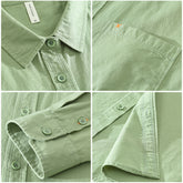 Herren Freizeithemd Salbeigrün aus 100% Baumwolle offen getragen als
Overshirt über einem weißen T-Shirt auf einem Holzbügel. Cheapseasons
Japanese Fresh Style.