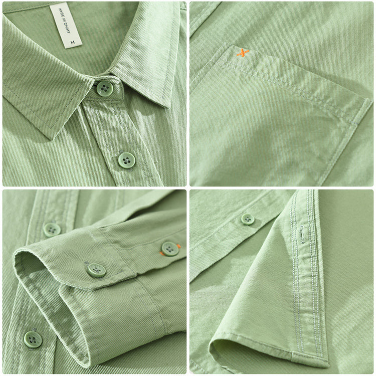 Herren Freizeithemd Salbeigrün aus 100% Baumwolle offen getragen als
Overshirt über einem weißen T-Shirt auf einem Holzbügel. Cheapseasons
Japanese Fresh Style.