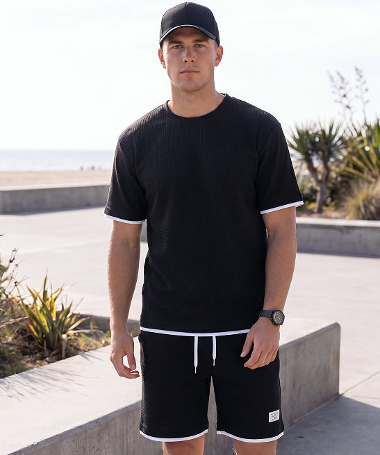 Sportliches Herren Sommer-Set aus T-Shirt und Shorts in Khaki, lässig getragen am Strand – erhältlich in großen Größen bis 4XL.