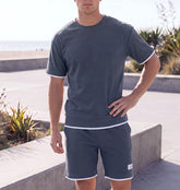 Sportliches Herren Sommer-Set aus T-Shirt und Shorts in Khaki, lässig getragen am Strand – erhältlich in großen Größen bis 4XL.