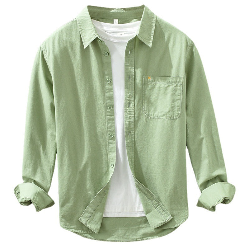 Herren Freizeithemd Salbeigrün aus 100% Baumwolle offen getragen als
Overshirt über einem weißen T-Shirt auf einem Holzbügel. Cheapseasons
Japanese Fresh Style.