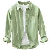 Herren Freizeithemd Salbeigrün aus 100% Baumwolle offen getragen als
Overshirt über einem weißen T-Shirt auf einem Holzbügel. Cheapseasons
Japanese Fresh Style.