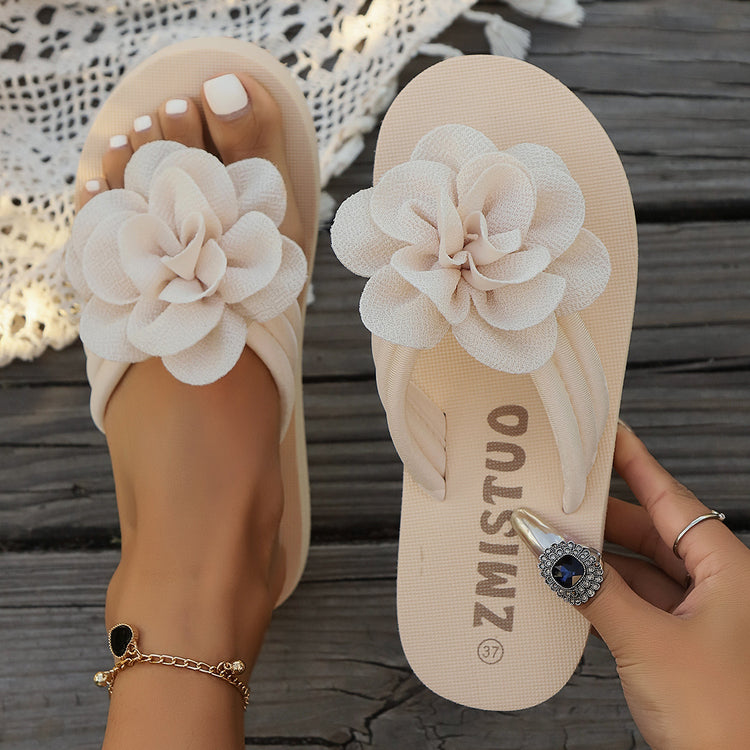 CheapSeasons Blumen-Slides with large fabric flower, stylish open-toe sandals featuring a colorful flower decoration.