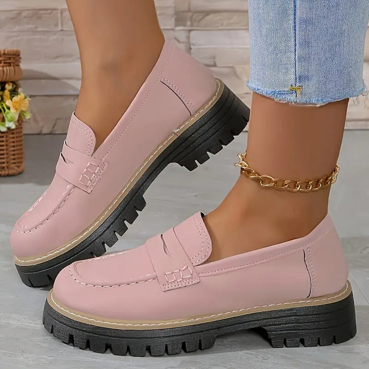 Matte dark red CheapSeasons Ikonische Chunky Loafer with sleek design and sturdy sole, stylish footwear for casual or professional wear.