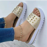CheapSeasons Cloud Plateau-Sandalen with gold Nieten, stylish and comfortable slip-on sandals showing the chunky heel and metallic details.