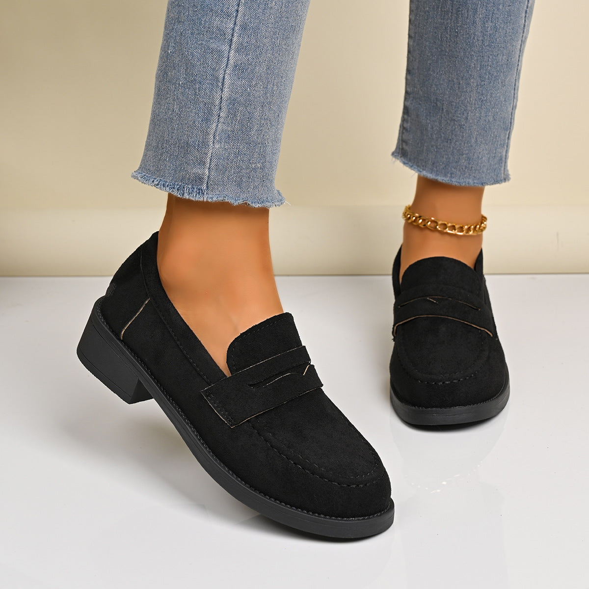 CheapSeasons Everyday Elegance wildleder-look loafer with sleek design and comfortable fit for effortless style.