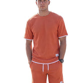 Sportliches Herren Sommer-Set aus T-Shirt und Shorts in Khaki, lässig getragen am Strand – erhältlich in großen Größen bis 4XL.