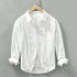 Herren Freizeithemd Weiß aus 100% Baumwolle offen getragen als
Overshirt über einem weißen T-Shirt auf einem Holzbügel. Cheapseasons
Japanese Fresh Style.