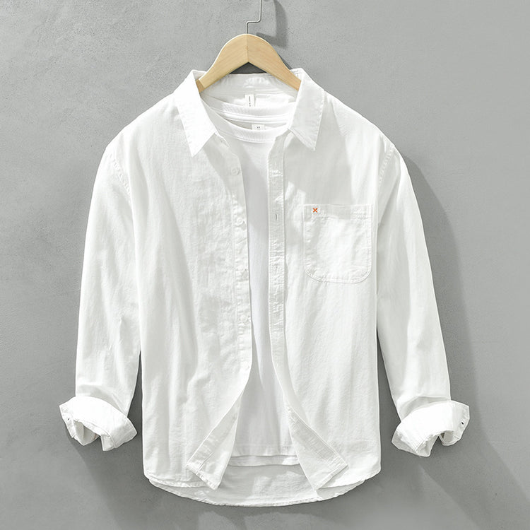 Herren Freizeithemd Weiß aus 100% Baumwolle offen getragen als
Overshirt über einem weißen T-Shirt auf einem Holzbügel. Cheapseasons
Japanese Fresh Style.