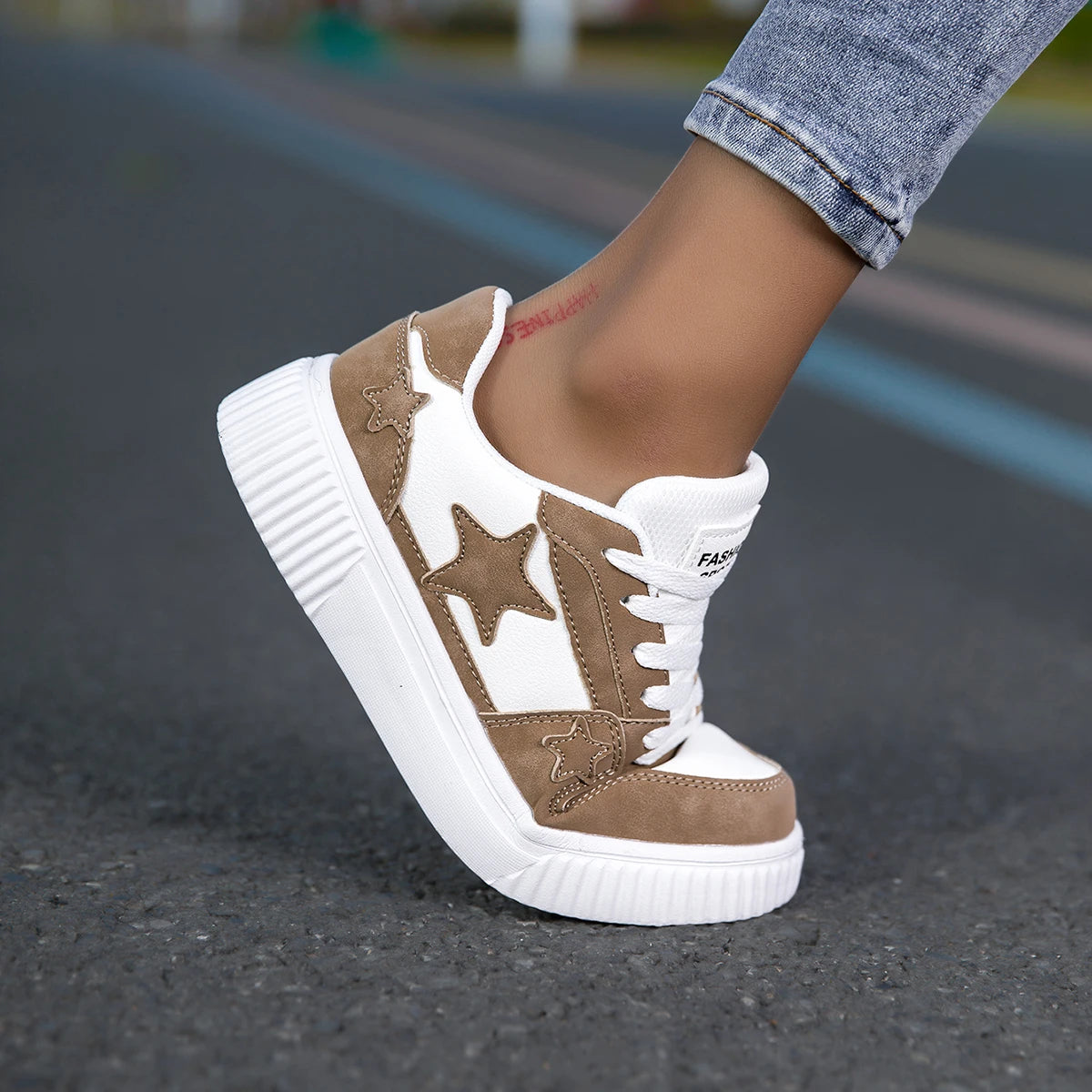 ⭐ Get the star look! Stylish women's sneakers with a star motif. Your must-have for street style! 👟✨ - CheapSeasons