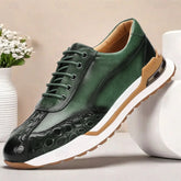 Luxus Vollnarbenleder-Sneaker von CheapSeasons mit Krokodilprägung, stilvolle Straßenmode, close-up of textured crocodile leather design