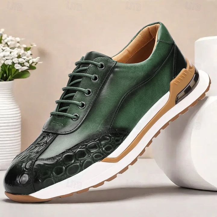 Luxus Vollnarbenleder-Sneaker von CheapSeasons mit Krokodilprägung, stilvolle Straßenmode, close-up of textured crocodile leather design