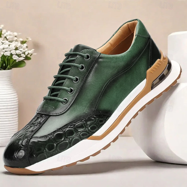 Luxus Vollnarbenleder-Sneaker von CheapSeasons mit Krokodilprägung, stilvolle Straßenmode, close-up of textured crocodile leather design