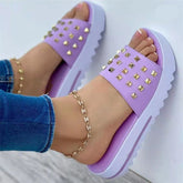 CheapSeasons Cloud Plateau-Sandalen with gold studs, featuring a chunky heel and comfortable design, perfect for casual summer wear.