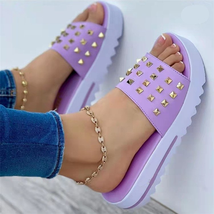 CheapSeasons Cloud Plateau-Sandalen with gold studs, featuring a chunky heel and comfortable design, perfect for casual summer wear.