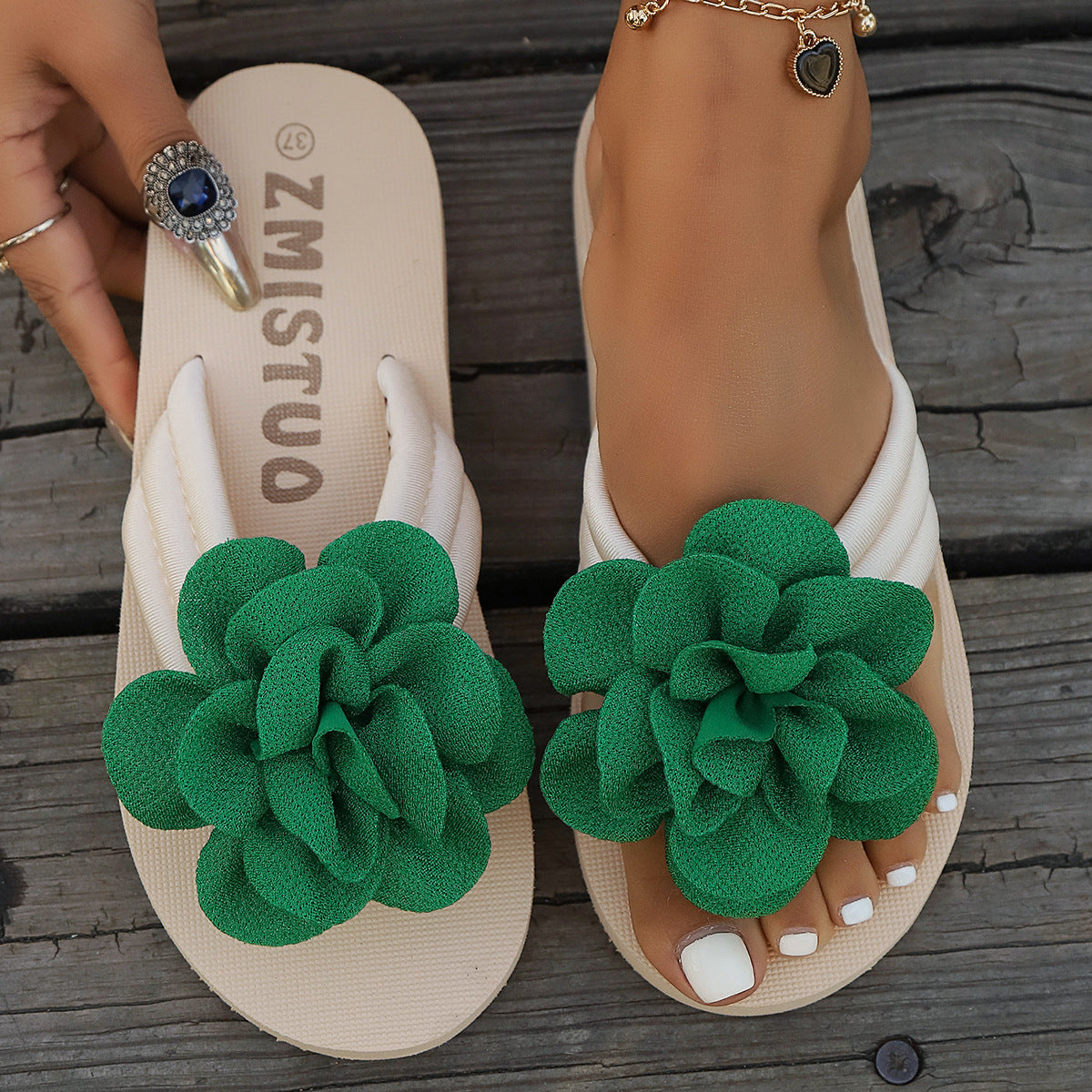 CheapSeasons Blumen-Slides with large fabric flower, stylish open-toe sandals featuring a colorful floral design and comfortable straps.