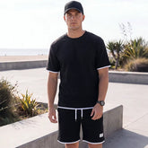 Sportliches Herren Sommer-Set aus T-Shirt und Shorts in Khaki, lässig getragen am Strand – erhältlich in großen Größen bis 4XL.