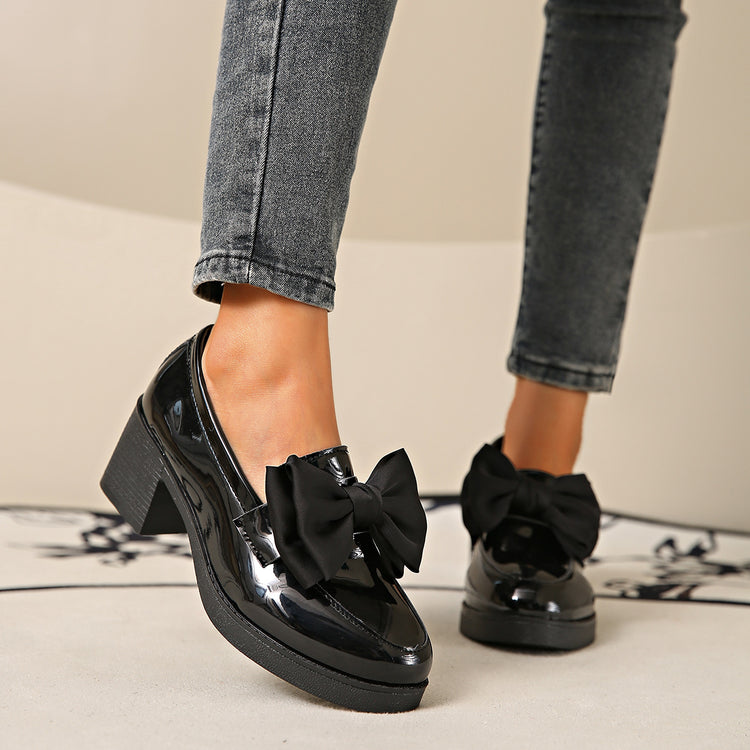 Pink Lackloafer with satin bow from CheapSeasons, featuring a shiny finish and stylish design for a chic, eye-catching look.