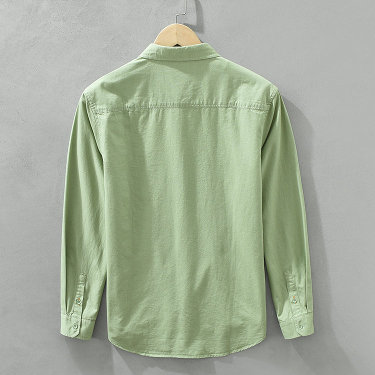 Herren Freizeithemd Salbeigrün aus 100% Baumwolle offen getragen als
Overshirt über einem weißen T-Shirt auf einem Holzbügel. Cheapseasons
Japanese Fresh Style.