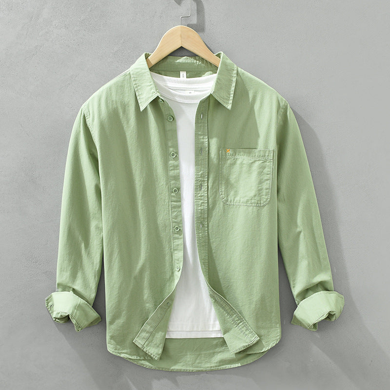 Herren Freizeithemd Salbeigrün aus 100% Baumwolle offen getragen als
Overshirt über einem weißen T-Shirt auf einem Holzbügel. Cheapseasons
Japanese Fresh Style.