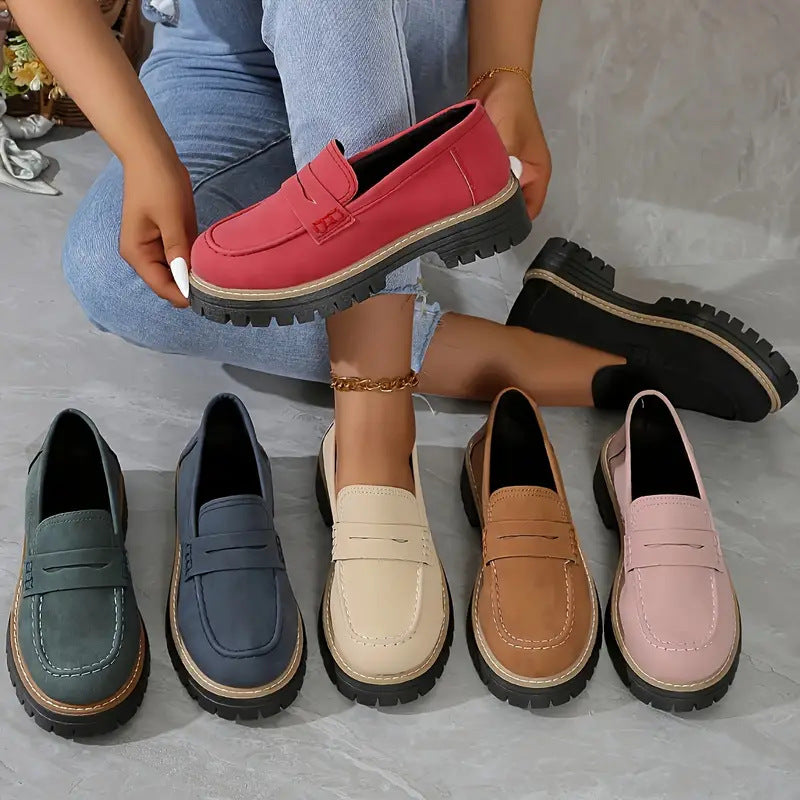 CheapSeasons Ikonische chunky loafer in matte dark red, featuring a stylish design and comfortable slip-on fit.