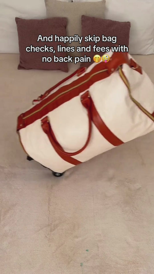 Discover our versatile travel bag: an ultra-lightweight weekender bag with wet/dry compartments and antibacterial lining.